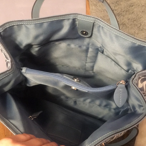 Beautiful coach purse, rarely used, no imperfections - Picture 3 of 4